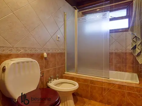 Casa 5 ambientes con 2 baños