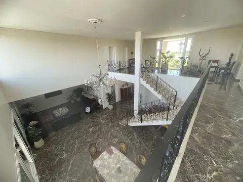 Casa 6 ambientes con 5 baños