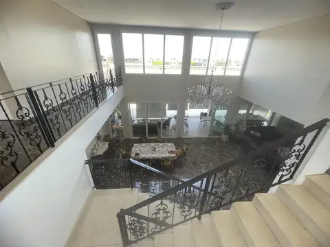 Casa en Venta con 4 cocheras
