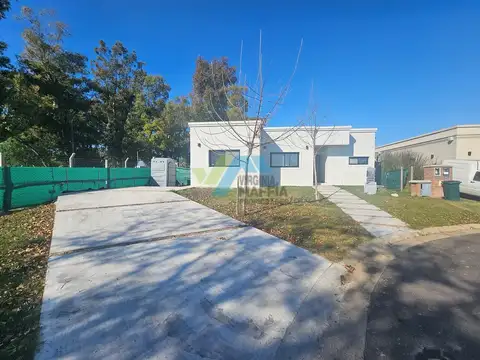 Casa  en Venta en Santa Lucia, Pilar del Este, Pilar
