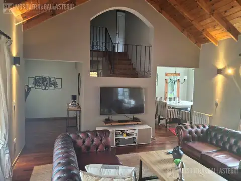 Casa 5 ambientes con 2 baños