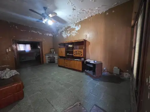 Pablo Podesta Casa con Local de 4 Ambientes a Remodelar Sobre Gran Lote de Terreno F: 11147