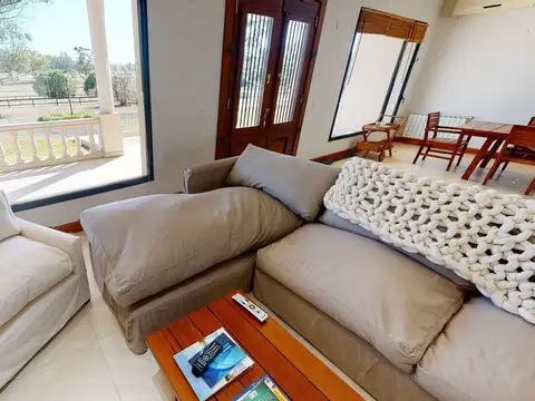 Casa en Alquiler con 2 cocheras