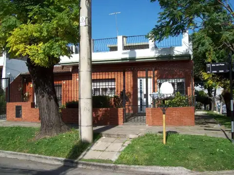 Hermosa casa de 3 ambientes en esquina con jardín y cochera