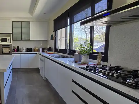 Casa en Alquiler Temporal con 4 cocheras