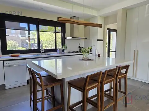 Casa 4 ambientes con 3 baños