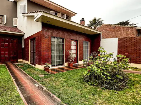 CHALET 4 AMBIENTES CAISAMAR GARAGE PASANTE PARQUE