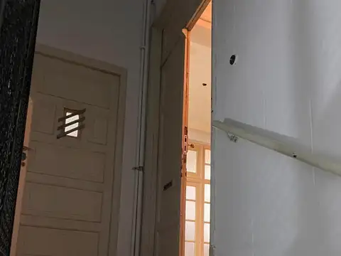 Tres Arroyos: Departamento muy amplio centrico