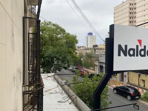 Tres Arroyos: Departamento muy amplio centrico