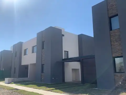 COMPLEJO CERRADO 3 DORM 3 BAÑOS COCHERA - SEGURIDAD