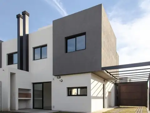 Casa en Alquiler con 2 cocheras