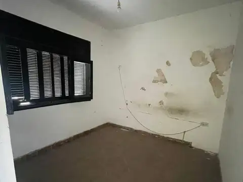 Excelente casa sobre Mitre doble lote