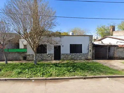Excelente casa sobre Mitre doble lote