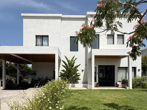 Casa en Venta con 2 cocheras