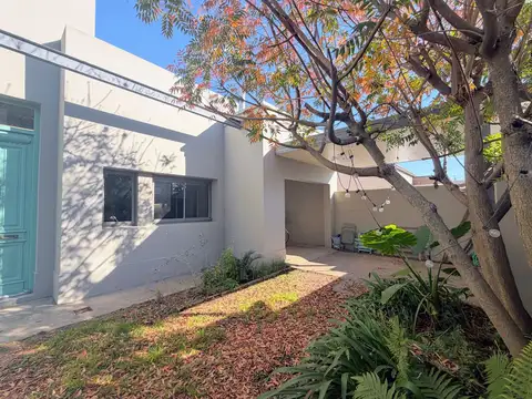 Casa 8 ambientes con 2 baños