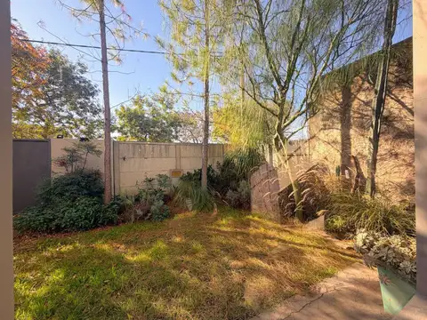 VENTA/VIVIENDA/PATIO VERDE/PILETA/SERV./B°BELGRANO