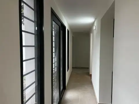 Casa en Alquiler con 1 cochera