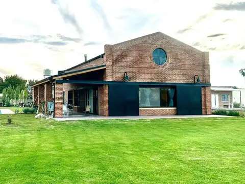 CASA DE 5 AMBIENTES EN VENTA EN DOMSELAAR SAN VICENTE!