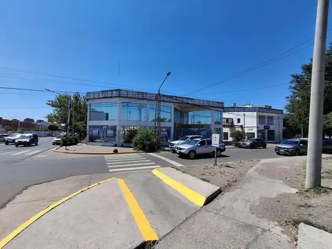 VENDE PROPIEDAD CON LOCALES, OFICINAS Y GALPONES SOBRE RUTA.