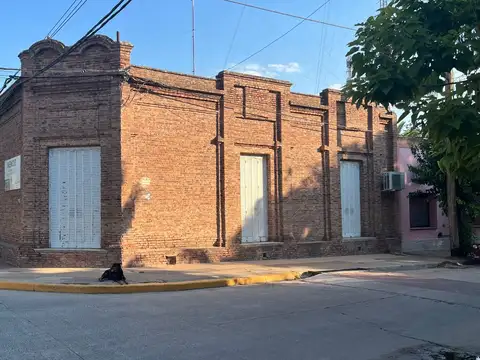 Casa y 4 Locales en Venta