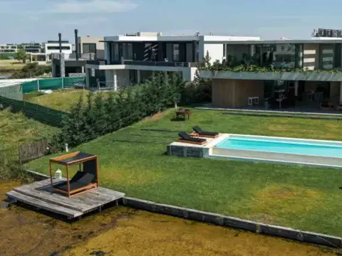 Casa en Venta con 6 cocheras