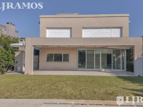 Casa en Alquiler con 2 cocheras