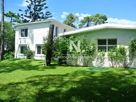 Vende casa en excelente zona, de 5 dormitorios en Brava Punta del Este 