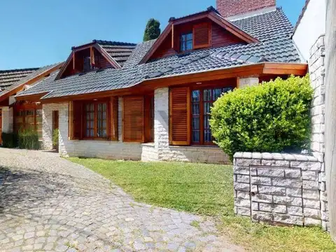 Casa 8 ambientes con 5 baños