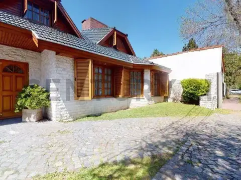 Casa en Venta con 3 cocheras