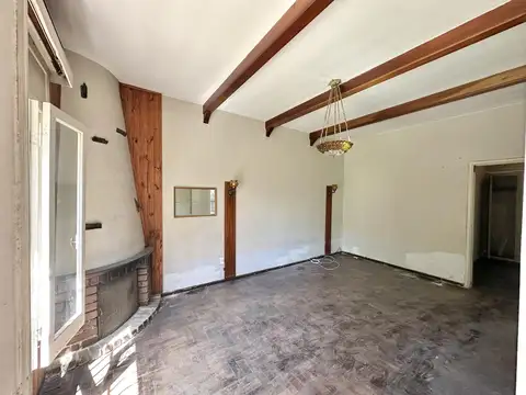Casa en Venta de 2 dormitorios. Patio con pileta y quincho con parrilla. Terraza. Centro Campana