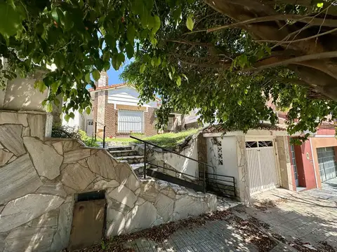 Casa en Venta de 2 dormitorios. Patio con pileta y quincho con parrilla. Terraza. Centro Campana