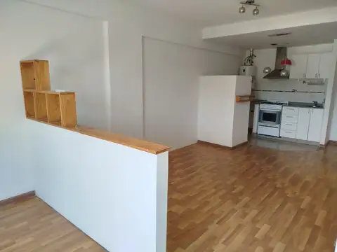 Monoambiente;  con alacena y bajo mesada; espacio para lavarropas;  Placar Divino!  a 4 cuadras SUBTE B