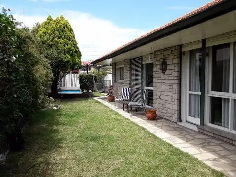 Casa en venta - 4 Dormitorio 2 Baños - 569mts2 - Quilmes