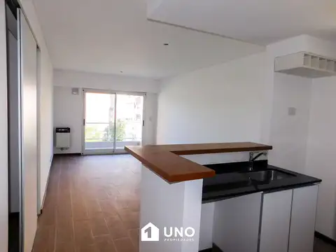 Zeballos y Bv. Oroño - Dpto Monoambiente Externo. Cochera disponible.