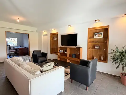 Casa 9 ambientes con 4 baños