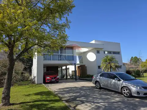 Casa en Venta con 2 cocheras