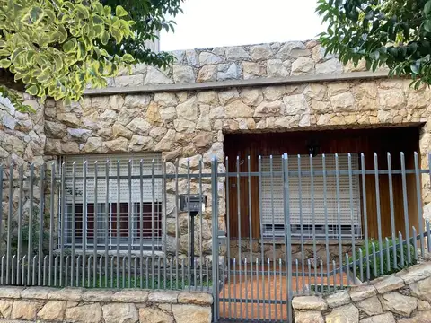 HERMOSA CASA DE CUATRO AMBIENTES CON FONDO JARDIN Y COCHERA