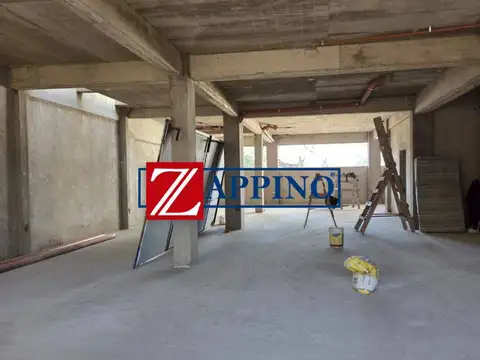 ALQUILER DE AMPLIO LOCAL  SOBRE AV. VELEZ SARFIELD