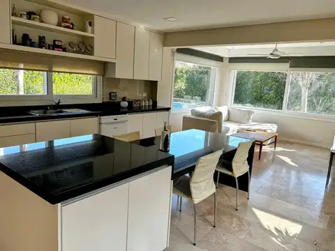 Casa 5 ambientes con 3 baños