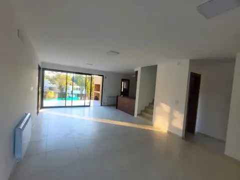 Casa 8 ambientes con 3 baños