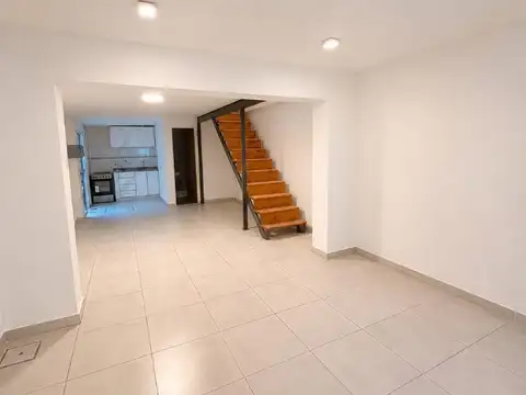 Depto Tipo Casa en Alquiler de 3 ambientes