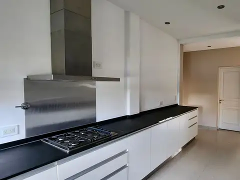 Casa en Alquiler con 2 cocheras