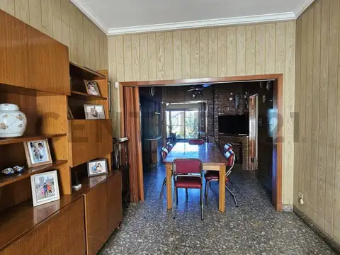 Casa 5 ambientes con 2 baños