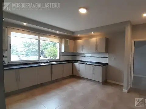Casa 6 ambientes con 4 baños