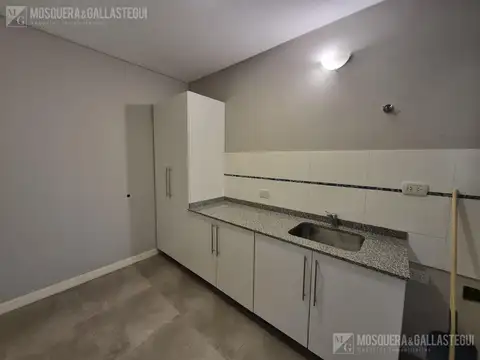 Casa en Alquiler con 6 cocheras
