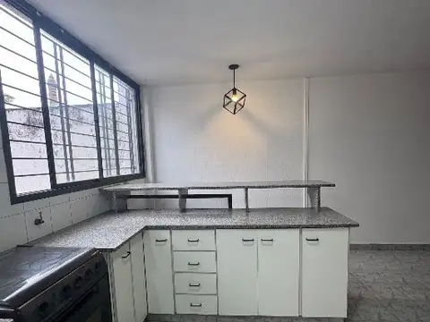 Depto Tipo Casa en Alquiler en Moron Sur, $ 800.000
