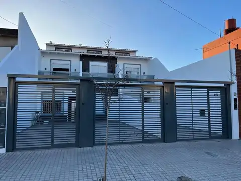 OPORTUNIDAD VENTA TRIPLEX CON COCHERA Y JARDIN RAMOS MEJIA