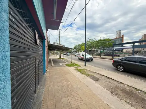 Local Sobre Avenida Los quilmes