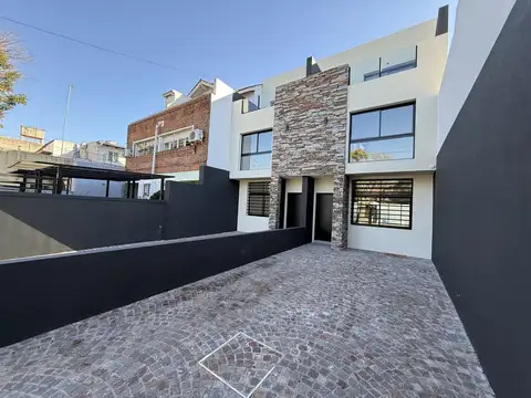 Casa 5 ambientes con 3 baños