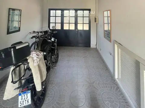 Casa 6 ambientes con 2 baños